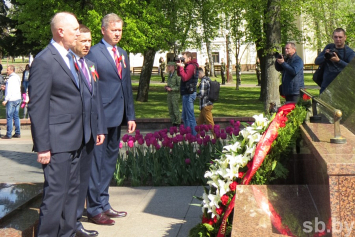 В Гродно к памятнику погибшим воинам и партизанам возложили цветы и венки