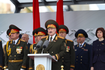 Лукашенко: народ, который защищает родную страну, свои земли и будущее детей, непобедим