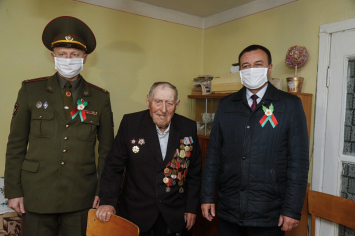 В Новогрудке вручили юбилейную медаль 104-летнему ветерану Великой Отечественной войны Леониду Скворцову
