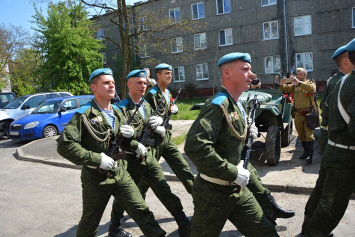 В Бресте участника Сталинградской битвы чествовали мини-парадом с оркестром