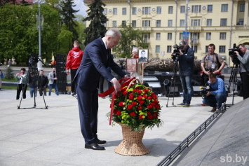 Сергеенко возложил цветы к обелиску на площади Победы в Минске