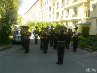 Военнослужащие Брестского гарнизона сегодня весь день поздравляли ветеранов 