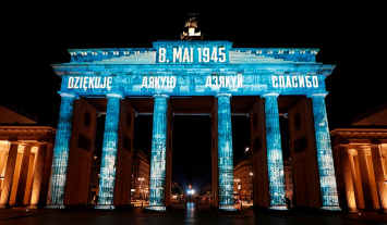 Белорусское «дзякуй» за освобождение от нацизма появилось на Бранденбургских воротах в Берлине