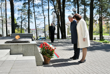 Кочанова и Андрейченко возложили цветы к мемориальному комплексу «Масюковщина» в Минске