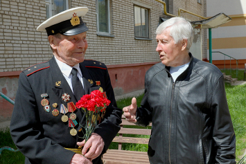 Ветеранам в регионах вручили юбилейные медали и оригинально поздравили с праздником