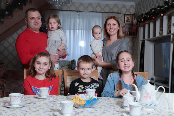 Часто ли женятся, в каком возрасте решаются на рождение первенца и сколько женщин становятся мамой дважды: как выглядит современная белорусская семья