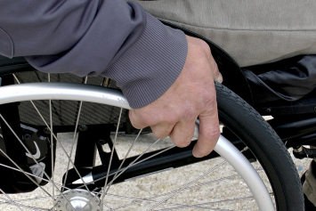 Когда инвалиду отремонтируют коляску?