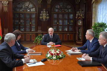 "Мы сдаем экзамен народу" — Лукашенко поручил проанализировать вопросы, с которыми обращаются люди при сборе подписей