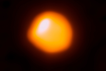 На поверхности звезды Бетельгейзе обнаружили гигантские пятна