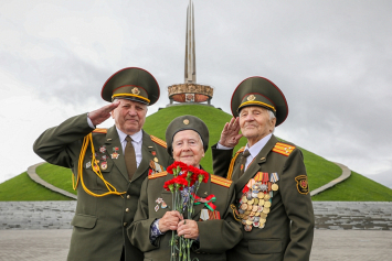Ветераны, освобождавшие страну в составе трех Белорусских фронтов, встретились на знаковом месте — у Кургана Славы