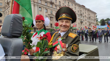 Лукашенко — участникам торжества на площади Победы: берегите страну, это — главное