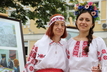 Уникальный гобелен вынесли на центральную улицу Гродно в честь Дня независимости