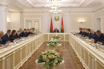О чем говорил Лукашенко с председателями облисполкомов, Минского горисполкома, помощниками по областям и Минску
