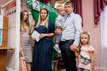 В Ветке подарки от «Белой Руси» получают голосующие впервые и многодетные родители