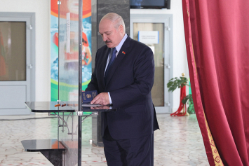 Лукашенко об экономике: есть хорошие тенденции, что мы выкарабкаемся из кризиса 