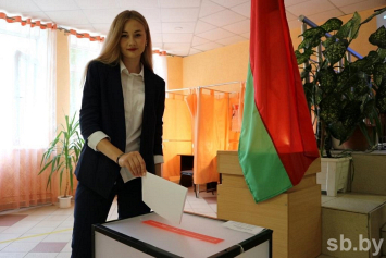 Могилевчанка Вероника Сардыко приняла участие в голосовании в день своего 18-летия