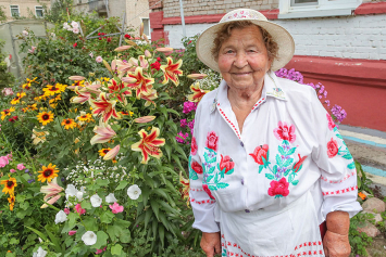 Цветы на клумбах и на шторах: и в 90 лет жительница Смолевичского района продолжает заниматься вышивкой