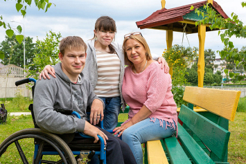 История Вики и Олега Смирновых, которым инвалидность не помешала создать семью