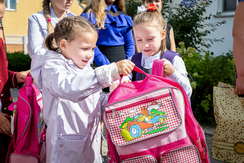 Рюкзаки со школьными принадлежностями получили воспитанники гомельских детских домов семейного типа
