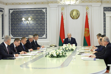 "Если кто-то хочет диалога, пожалуйста" – Лукашенко готов вести диалог с трудовыми и студенческими коллективами