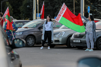 Автопробеги "За единую Беларусь!" объединили сотни белорусов в Минске и возле Кургана Славы