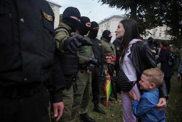На незаконный митинг — с ребенком на руках. Какие могут быть правовые последствия?