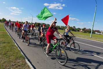 В Ельске «За Беларусь» прокатилась сотня велосипедистов