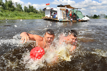 Фотофакт. Как белорусы отдыхают в Национальном парке "Припятский"