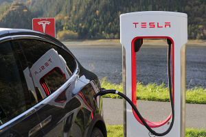 Tesla разработает бюджетный электромобиль с автопилотом