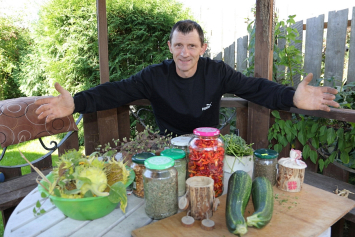 Владелец агроусадьбы под Минском выращивает сотни трав, делает разноцветный чай, улиточную икру и проводит экоэкскурсии
