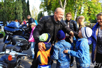 Рев моторов и доброта: байкеры привезли подарки воспитанникам Улуковской школы-интерната