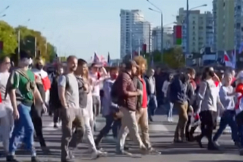  Воскресные хождения в Беларуси: кто координирует митингующих и в каких направлениях движется колонна. ВИДЕО