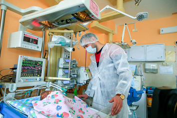 В РНПЦ детской хирургии провели уникальную операцию по удалению опухоли на шее новорожденной девочки