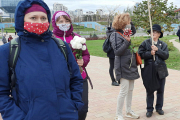 Человек 70 вместо сотен тысяч. В Минске прошел субботний женский протест. Опять цветы. Опять дети и негатив