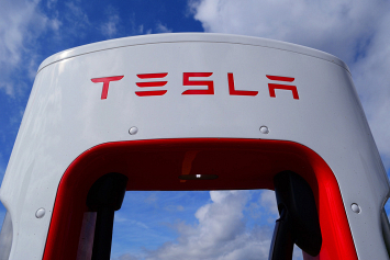 Владельцы Tesla Model 3 жалуются на отваливающиеся бамперы – автопроизводитель признал проблему