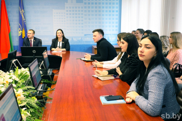  Депутаты обсудили с молодежью предложения по совершенствованию Конституции