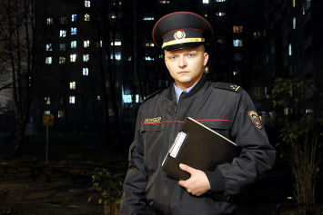 «Важно поймать момент, когда человеку нужны поддержка и помощь»: один из лучших участковых инспекторов милиции Минска — об особенностях своей службы