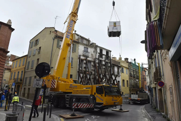 Французские спасатели при помощи подъемного крана извлекли из квартиры 300-килограммового мужчину