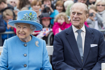 Елизавета II и принц Филипп сделают прививку от коронавируса