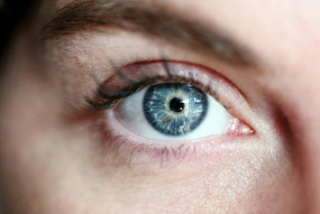 Ученые выяснили, как COVID-19 влияет на зрение