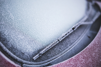 Нужно ли в холода переходить на зимние щетки стеклоочистителя?