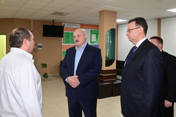 Вакцинация от COVID‑19, перепрофилирование коек, контроль за другими заболеваниями. Президент посетил 4‑ю городскую клиническую больницу Минска