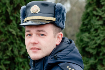 Один из лучших участковых инспекторов милиции Гродненской области Владимир Позябкин все время находится среди людей и в гуще событий
