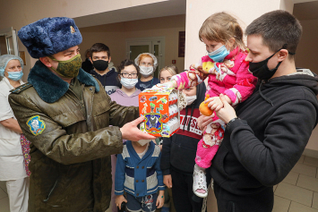 Фоторепортаж. Витебские десантники поздравили маленьких пациентов больницы с Новым годом