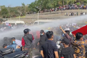 В Мьянме полиция применила водометы для разгона протестующих