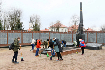 Шкловская молодежь навела порядок на мемориальном комплексе «Память»