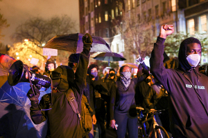 США опять накрыла протестная волна после убийства полицейским афроамериканца