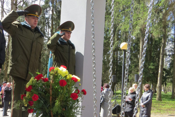 Около 300 могилевчан собрались сегодня у мемориального знака «Жертвам Чернобыля», чтобы отдать дань памяти ликвидаторам аварии