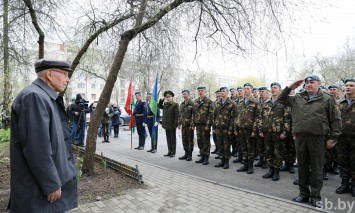 В Витебске десантники 103-й бригады провели парад Победы для одного ветерана
