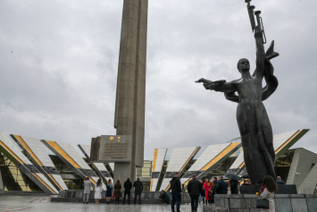 Фотофакт. Руководители ведущих СМИ и министерства информации возложили цветы к стеле "Минск – город-герой"